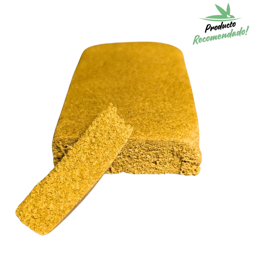 Una placa de hachís de CBD de color rubio llamado Dry Sift, se aprecia una textura arenosa, compacta y fácil de desmenuzar 