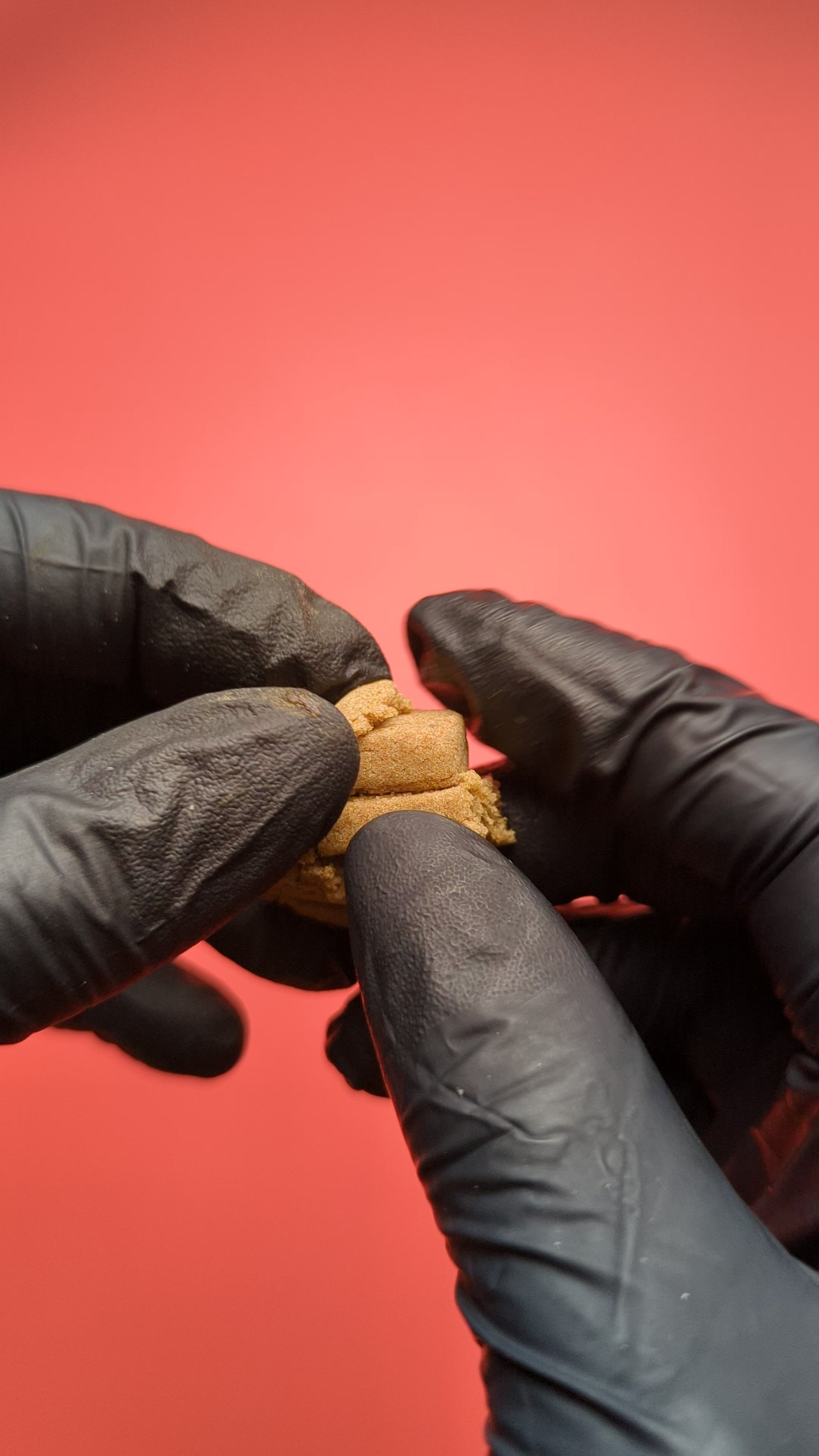 Dry Sift CBD siendo manipulado, se pude apreciar por textura y el color, que es una producto de calidad