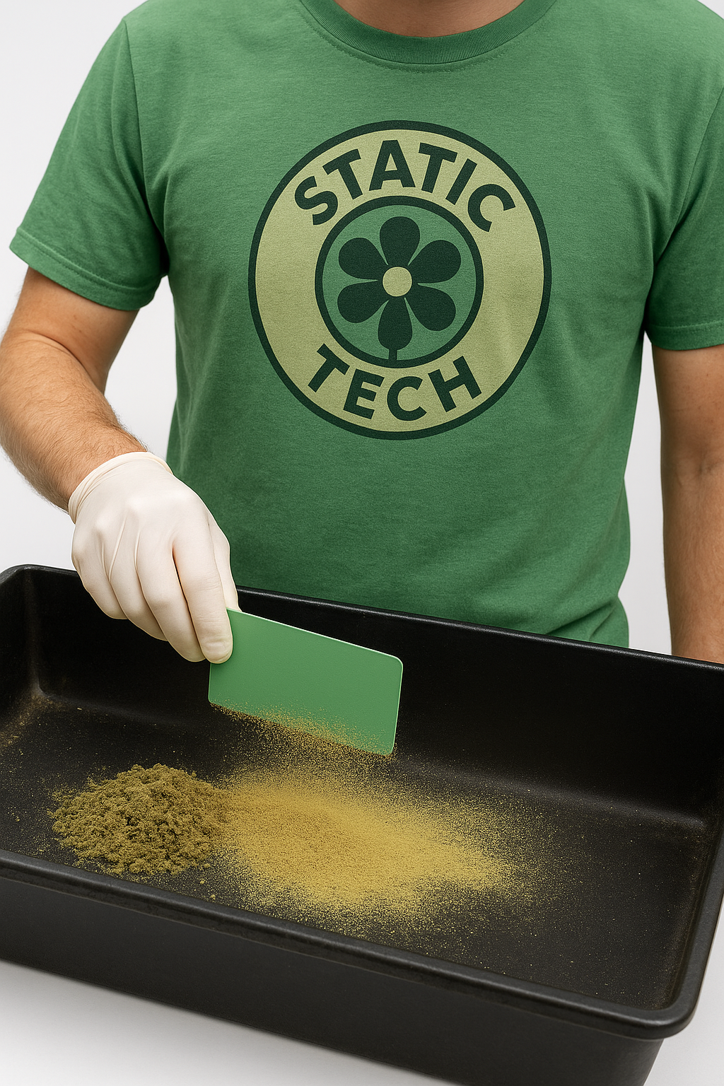 Un hombre aplicando el método de extracción Static Tech para conseguir un Dry Sift CBD de alta calidad 